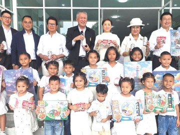 บ้านแห่งความรัก : ลลิสา จงบารมี นำคณะไปร่วมกันมอบของเล่นเด็ก และขนม ให้แก่ พล.ต.ท.นรวัฒน์
เจริญรัชต์ภาคย์ ประธานกรรมการอำนวยการ มูลนิธิเด็กโสสะแห่งประเทศไทย ในพระบรมราชินูปถัมภ์
ซึ่งช่วยเหลือเด็กที่สูญเสียบิดามารดา ขาดญาติมิตร โดยมี สันติ ภิรมย์ภักดี, ชาลี โสภณพนิช, ผศ.ดร.ราชวิกรม
เจริญรัชต์ภาคย์ และ ลดาวรรณ เจริญรัชต์ภาคย์ ร่วมงาน ที่ หมู่บ้านเด็กโสสะ บางปู จ.สมุทรปราการ