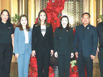 “ครัวดินสู่ฟ้า” : ลักษมีกานต์ อิงคะกุล ประธานเจ้าหน้าที่บริหาร มิราเคิล กรุ๊ป ต้อนรับ ณัฏฐิญา เนตยสุภา
อธิบดีกรมส่งเสริมอุตสาหกรรม ในพิธีเปิดงานยกระดับอาหารท้องถิ่น “TASTE OF LOCAL TASTE OF THAILAND”
โดยมี สุรพล ปลื้มใจ รองอธิบดี พร้อม ผอ.กองต่างๆ อาทิ มนตรี วงค์มั่นกิจการ, หนึ่งหทัย
ธรรมพิทักษ์, จุฑารัตน์ อาชวรัตน์ถาวร และ กนก หมอกมืด ร่วมงาน ที่โรงแรมอัศวิน แกรนด์ คอนเวนชั่น