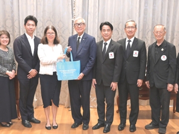 ภารกิจสำคัญด้านมนุษยธรรมของสภากาชาดไทย : เตช บุนนาค เลขาธิการ สภากาชาดไทย พร้อมคณะผู้บริหารต้อนรับ
ดร.แมรี เสรฐภักดี กก.ผจก.บจก.เอ็มเอสดี (ประเทศไทย) และคณะ ที่เข้าพบเพื่อหารือเกี่ยวกับการเสริมสร้างภูมิคุ้มกัน
และลดอัตราการเจ็บป่วยและเสียชีวิตในกลุ่มเปราะบาง โดยขอรับบริจาควัคซีน PCV (Pneumococcal Conjugate
Vaccine) จำนวน 13,000 โดส จากบริษัทฯ เพื่อใช้ในการดำเนินโครงการฉีดวัคซีนแก่ประชาชนกลุ่มเป้าหมาย ที่สภากาชาดไทย