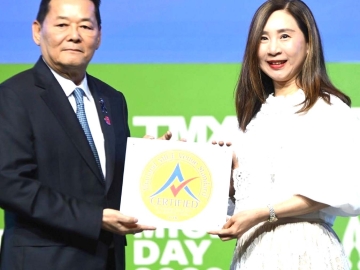 รับรองมาตรฐาน : ศิราณี โรจนวณิชชากร เป็นตัวแทน โรงแรม
เคปพันวา ภูเก็ต รับตราสัญลักษณ์รับรองมาตรฐานสถานที่
จัดงานประเทศไทย ประเภทห้องประชุม โรงแรม/รีสอร์ต จาก นภินทร ศรีสรรพางค์ รมต.ประจำสำนักนายกรัฐมนตรี