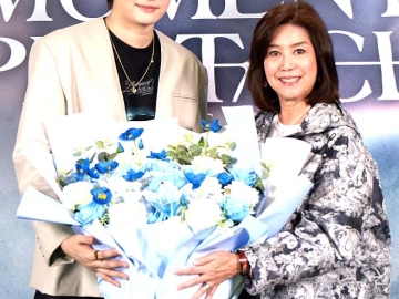 “รักคือพลังของชีวิต” : นุสรา (อัสสกุล) บัญญัติปิยพจน์ ประธานเจ้าหน้าที่
บริหาร บมจ.ไทยสมุทรประกันชีวิต มอบช่อดอกไม้เป็นกำลังใจ
ให้แก่ “นนท์ ธนนท์” ในคอนเสิร์ต “THE MOMENT OF SPECTACLE
CONCERT” ส่งมอบพลังความรักและความสุขผ่านเสียงดนตรี

