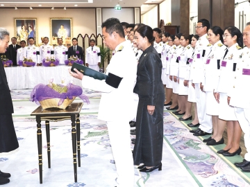 สมเด็จพระกนิษฐาธิราชเจ้า กรมสมเด็จพระเทพรัตนราชสุดาฯ สยามบรมราชกุมารี เสด็จออก ณ วังสระปทุม
กรุงเทพมหานคร พระราชทานพระราชวโรกาสให้ นายไตรภพ วงศ์ไตรรัตน์ ผู้ว่าราชการจังหวัดระยอง นำคณะข้าราชการและเกษตรกรชาวสวนผลไม้จังหวัดระยอง เฝ้าทูลละอองพระบาท ทูลเกล้าทูลกระหม่อมถวายผลผลิตทางการเกษตร เมื่อวันศุกร์ที่ 22 พฤษภาคม 2569 เวลา 09.20 น