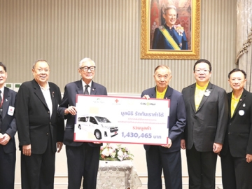 เพื่อสภากาชาดไทย : เตช บุนนาค เลขาธิการสภากาชาดไทย รับมอบรถตู้ซึ่ง ม.ร.ว.สุขุมพันธุ์ บริพัตร ประธาน
มูลนิธิรักกัน เราทำได้ บริจาคเพื่อสนับสนุนภารกิจของศูนย์วิจัยโรคเอดส์และโรคติดเชื้อ สภากาชาดไทย
โดยมอบหมายให้ พล.อ.อุทัย ชินวัตร รองประธานกรรมการมูลนิธิฯ และคณะร่วมมอบ โดยมี ศ.นพ.ธีระพงษ์
ตัณฑวิเชียร ผอ.ศูนย์วิจัยโรคเอดส์ฯ, ขรรค์ ประจวบเหมาะ ผอ.สำนักงานจัดหารายได้ ร่วมพิธี