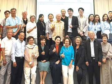ผู้สูงวัย...ตาม AI ให้ทัน : สมาคมธรรมศาสตร์ ในพระบรมราชูปถัมภ์ ร่วมกับ เชาวรัตน์ เชาวน์ชวาลนิล นายกสมาคมนักศึกษาเก่าคณะพาณิชยศาสตร์และการบัญชี
มหาวิทยาลัยธรรมศาสตร์ จัดอบรมเรื่อง “AI for Senior Users” รุ่นที่ 1 ให้แก่คณะกรรมการสมาคมธรรมศาสตร์ฯ (อายุเกิน 70 ปี) อาทิ ผาณิต พูนศิริวงศ์, กำธร
วังอุดม, จำกัดธิต ศิริพูนทรัพย์, ชัยศักดิ์ อังค์สุวรรณ, ประจวบ ตยาคีพิสุทธิ์, พรชัย กิตติปัญญางาม และบรรดาศิษย์เก่า อาทิ อ.สวาท แย้มวงษ์ศรี โดยมี อ.ปฐมพงศ์ สิรชัยรัตน์ และ อ.เฉลิมเกียรติ สิรชัยรัตน์ เป็นวิทยากร ที่ สมาคมธรรมศาสตร์ ในพระบรมราชูปถัมภ์ ซอยงามดูพลี เขตสาทร กรุงเทพมหานคร