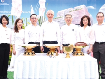 สิริมงคล : ศ.คลินิก นพ.อาทิตย์ อังกานนท์ คณบดีคณะแพทยศาสตร์ โรงพยาบาล
รามาธิบดี และ ประธานคณะกรรมการบริหาร มูลนิธิรามาธิบดีฯ จัดพิธีบวงสรวง
เจริญพระพุทธมนต์แผ่นศิลาฤกษ์ อาคารโรงพยาบาลรามาธิบดีและย่านนวัตกรรมโยธี
โดยมีผู้บริหารคณะแพทยศาสตร์ รพ.รามาธิบดี และมูลนิธิรามาธิบดีฯ ร่วมพิธี