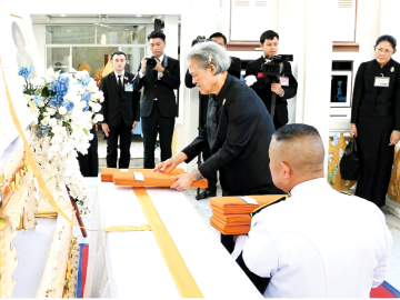 สมเด็จพระกนิษฐา
ธิราชเจ้า กรมสมเด็จพระเทพ
รัตนราชสุดาฯ สยามบรมราชกุมารี เสด็จพระราชดำเนินไป
ในการพระราชทาน
เพลิงศพ หม่อมนวลศรี
สวัสดิวัตน์ ณ อยุธยา
สมาชิกกิตติมศักดิ์
ของมูลนิธิชีวิตพัฒนาในพระอุปถัมภ์สมเด็จพระเจ้าบรมวงศ์เธอ เจ้าฟ้ากัลยาณิวัฒนา กรมพระนราธิวาสราชนครินทร์
บดินทรเชษฐภคินี ที่ดำเนินงานสาธารณประโยชน์
ณ วัดมกุฏกษัตริยาราม
ราชวรวิหาร กรุงเทพมหานคร เมื่อวันอาทิตย์ที่ 24 พฤษภาคม 2569