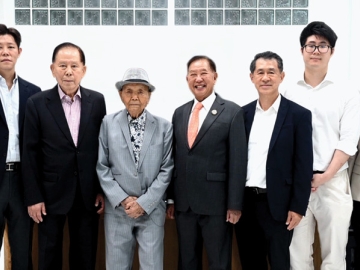 อายุมั่นขวัญยืน : ประจักษ์ ตั้งคารวคุณ ประธานผู้ก่อตั้ง บมจ.ทีโอเอ เพ้นท์ (ประเทศไทย) ร่วมอวยพรในโอกาสวันคล้าย
วันเกิดครบรอบ 93 ปีของ ทองไทร บูรพชัยศรี ผู้ก่อตั้ง และ ประธานกรรมการบริหารกลุ่มบริษัทเมโทรแมชีนเนอรี่ โดยมี วิบูลย์
เลาหพงศ์ชนะ ผู้ก่อตั้ง และ ประธานกรรมการ บจก.กรุงไทยแทรคเตอร์, ศราวุฒิ เลาหพงศ์ชนะ, วีระ บูรพชัยศรี กก.ผจก.ใหญ่
บจก.เมโทรแมชีนเนอรี่, รวิภา - วรัชญ์ - ศรัณย์ บูรพชัยศรี และ สมชัย เจริญวานิช ร่วมงาน ที่ สนง.ใหญ่ บจก.เมโทรแมชีนเนอรี่