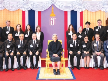 สมเด็จพระกนิษฐาธิราชเจ้า กรมสมเด็จพระเทพรัตนราชสุดาฯ สยามบรมราชกุมารี เสด็จพระราชดำเนินไปทรงเปิดการประชุมวิชาการระดับนานาชาติ “การประชุมวิชาการด้านวิทยาการคำนวณในฟิสิกส์พลังงานสูงและนิวเคลียร์ฟิสิกส์ ครั้งที่ 28” ซึ่งเป็นเวทีสำคัญด้านเทคโนโลยีคอมพิวเตอร์ ระบบประมวลผลข้อมูลขั้นสูง และปัญญาประดิษฐ์ สำหรับงานวิจัยฟิสิกส์พลังงานสูงและฟิสิกส์นิวเคลียร์ โดยมีนักวิทยาศาสตร์ นักวิจัยและผู้เชี่ยวชาญจากนานาประเทศกว่า 500 คน ร่วมงาน สะท้อนศักยภาพของประเทศไทยในการเป็นศูนย์กลางความร่วมมือด้านวิทยาศาสตร์ เทคโนโลยี และนวัตกรรมระดับนานาชาติ ณ หอประชุมจุฬาลงกรณ์มหาวิทยาลัย เมื่อวันจันทร์ที่ 25 พฤษภาคม 2569