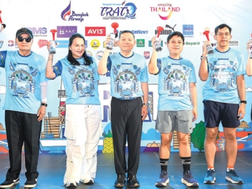 “บางกอกแอร์เวย์ส ตราด ฮาล์ฟมาราธอน 2026” : คมกริช งามวงศ์วิโรจน์ ผอ.แผนกลูกค้ารายใหญ่ฯ บมจ.การบินกรุงเทพ หรือ สายการบินบางกอกแอร์เวย์ส ร่วมกับ การท่องเที่ยวแห่งประเทศไทย จัดการแข่งขัน
วิ่งประจำปี “บางกอกแอร์เวย์ส บูทีค ซีรีส์ 2026” ต่อเนื่องปีที่ 8 เพื่อส่งเสริมการท่องเที่ยวเชิงกีฬาพร้อม
กระตุ้นเศรษฐกิจและสร้างรายได้สู่ท้องถิ่น โดยมี พิริยะ ฉันทดิลก ผวจ.ตราด ร่วมงาน ที่สนามกีฬากลาง จ.ตราด
