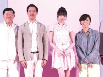 สาขาแรกในไทย : ไท จิราธิวัฒน์ Chief Executive Officer, Central Brand & Specialty (CBS) พร้อมด้วย
เดเมียน โมโฮท์ President of Central Marketing Group (CMG) ร่วมกันเปิด “AMUSE in Bangkok”
แบรนด์ความงามจากประเทศเกาหลีใต้ อย่างเป็นทางการแต่เพียงผู้เดียวในประเทศไทย พร้อมรุกตลาด
K-Beauty โดยมี พิชัย-อิศเรศ จิราธิวัฒน์, ซึงมิน ลี CEO AMUSE ร่วมงาน ที่ศูนย์การค้าเซ็นทรัลเวิลด์