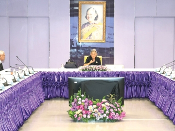 สมเด็จพระกนิษฐาธิราชเจ้า กรมสมเด็จพระเทพรัตนราชสุดาฯ สยามบรมราชกุมารี เสด็จพระราชดำเนินไปทรงเป็นประธานการประชุมสามัญคณะกรรมการศิริราชมูลนิธิ
ประจำปี 2569 โดยมีระเบียบวาระการประชุม รวมถึงรายงานผลการดำเนินงานต่างๆ อาทิ ผลการดำเนินงานของศิริราชมูลนิธิ ปี 2568, รายงานความคืบหน้า “โครงการเฉลิมพระเกียรติสมเด็จพระกนิษฐาธิราชเจ้า กรมสมเด็จพระเทพรัตนราชสุดาฯ สยามบรมราชกุมารี 72 พรรษา” เพื่อรักษาผู้ป่วยด้อยโอกาสที่มีค่าใช้จ่ายสูง
และใช้เทคโนโลยีขั้นสูง ณ อาคารเฉลิมพระเกียรติ โรงพยาบาลศิริราช เขตบางกอกน้อย กรุงเทพมหานคร เมื่อวันอังคารที่ 26 พฤษภาคม 2569 เวลา 15.03 น.