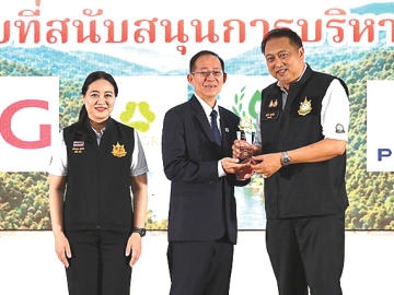 ร่วมด้วยช่วยกัน : สุชาติ ชมกลิ่น รมว.ทรัพยากรธรรมชาติและสิ่งแวดล้อม เปิดงาน “วันป่าชุมชนแห่งชาติ
ประจำปี 2569” พร้อมมอบโล่ประกาศเกียรติคุณให้แก่ บุญเสริม เจริญวัฒน์ ผอ.อาวุโส ธุรกิจอาหาร
สัตว์บก บมจ.เจริญโภคภัณฑ์อาหาร (ซีพีเอฟ) ในฐานะองค์กรดีเด่นที่สนับสนุนภารกิจของกรมป่าไม้
ด้วยการผนึกกำลังกับชุมชนในพื้นที่จังหวัดลำพูน ดำเนินโครงการป้องกันไฟป่าและแก้ไขปัญหาฝุ่น PM2.5