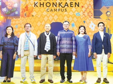 “สุขถึงแก่น” : ขจรเกียรติ รักพานิชมณี ผวจ.ขอนแก่น, ดร.ศุภชัย พานิชภักดิ์ ประธานกรรมการกิตติมศักดิ์
บมจ.เซ็นทรัลพัฒนา และ สุทธิธรรม จิราธิวัฒน์ ประธานกรรมการ บมจ.เซ็นทรัลพัฒนา ร่วมพิธีฉลองเปิด
“เซ็นทรัล ขอนแก่น แคมปัส” ศูนย์การค้าลำดับที่ 45 ของเซ็นทรัลพัฒนา และเป็นแห่งที่ 2 ในจังหวัดขอนแก่น
ต้นแบบศูนย์การค้าที่ขับเคลื่อนด้วยพลังความคิดแบบคนรุ่นใหม่ ที่ ศูนย์การค้าเซ็นทรัล ขอนแก่น แคมปัส