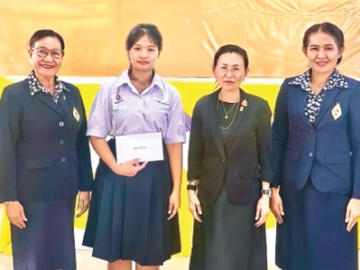 ทุนการศึกษาพระราชทาน : ทิพวิภา สุวรรณรัฐ ประธานคณะกรรมการฝ่ายทุนการศึกษา มูลนิธิร่วมจิตต์น้อมเกล้าฯ เพื่อเยาวชนฯ ร่วมพิธีมอบทุนการศึกษาพระราชทานแก่นักเรียน ชั้น ม.4 โรงเรียนบางระจันวิทยา อ.บางระจัน จ.สิงห์บุรี
ในโครงการสืบสานพระราชปณิธาน รักษาและต่อยอดพระบรมราโชบายฯ ที่ จ.สิงห์บุรี