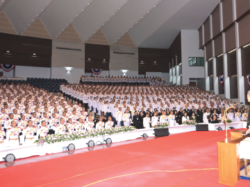 สมเด็จพระกนิษฐาธิราชเจ้า กรมสมเด็จพระเทพรัตนราชสุดาฯ สยามบรมราชกุมารี ผู้บัญชาการพิเศษ โรงเรียนนายร้อยพระจุลจอมเกล้า เสด็จพระราชดำเนิน
ไปทรงเป็นประธานในพิธีไหว้ครูและพระราชทานเหรียญรางวัลการศึกษาแก่นักเรียนนายร้อย ประจำปีการศึกษา 2569 และพิธีมุทิตาจิตแด่อดีตครู อาจารย์
โรงเรียนนายร้อยพระจุลจอมเกล้า ณ หอประชุม โรงเรียนนายร้อยพระจุลจอมเกล้า อำเภอเมืองนครนายก จังหวัดนครนายก เมื่อวันพฤหัสบดีที่ 28 พฤษภาคม 2569 เวลา 10.05 นาที (ซึ่งในปีการศึกษา 2569 ทรงสอน 2 วิชา คือ ชั้นปีที่ 4 วิชาประวัติศาสตร์สหราชอาณาจักร และชั้นปีที่ 5 วิชาประวัติศาสตร์ร่วมสมัย)