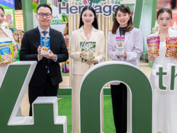 ฉลองครบ 40 ปี : วศธร พลไพศาล ผู้บริหารระดับสูง พร้อมด้วย วลัยทิพย์ ซื่อตรงมั่นคง ผอ.ฝ่ายสื่อสารองค์กร และ สุริยา มูลศรี ผอ.ฝ่ายขาย เครือเฮอริเทจ ผู้ผลิตและจัดจำหน่ายอาหารและเครื่องดื่มเพื่อสุขภาพ นำผลิตภัณฑ์ในเครือ จัดแสดงในงาน “THAIFEX – Anuga Asia 2026” ภายใต้คอนเซ็ปต์ “Chapter 40: The Library of Wellness” ที่มุ่งพัฒนานวัตกรรมอาหารเพื่อสุขภาพควบคู่ไปกับการดำเนินธุรกิจอย่างยั่งยืน
