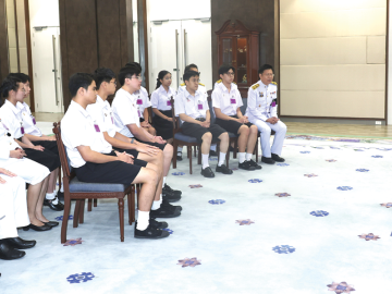 พระบาทสมเด็จพระเจ้าอยู่หัว ทรงพระกรุณาโปรดเกล้าฯ ให้ สมเด็จพระกนิษฐาธิราชเจ้า กรมสมเด็จพระเทพรัตนราชสุดาฯ สยามบรมราชกุมารี เสด็จออกแทนพระองค์
พระราชทานพระราชวโรกาสให้ นายปิยวัฒน์ ศิวรักษ์ เลขาธิการคณะกรรมการข้าราชการพลเรือน พร้อมด้วย คณะผู้บริหารและข้าราชการ สำนักงานคณะกรรมการข้าราชการพลเรือน นำ นักเรียนทุนเล่าเรียนหลวง ประจำปี 2569 หน่วยแผนการเรียนวิทยาศาสตร์ หน่วยแผนการเรียนภาษา และหน่วยแผนการเรียนภาษาและคณิตศาสตร์ เฝ้าทูลละอองพระบาท รับพระราชทานพระราโชวาท ก่อนเดินทางไปศึกษา ณ สถาบันการศึกษาในต่างประเทศ เมื่อวันพุธที่ 27 พฤษภาคม 2569