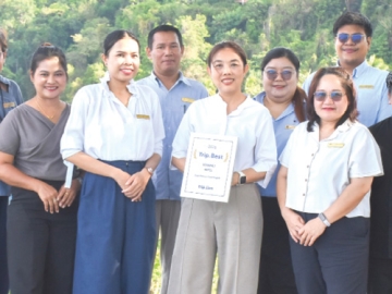 ฉลองความสำเร็จ : วินัสดา วัชรนุกูลเกียรติ ผจก.ทั่วไป โรงแรมเคปพันวา ภูเก็ต
และคณะผู้บริหาร พร้อมด้วยพนักงานโรงแรมฯ ร่วมกันยินดีในโอกาสที่ โรงแรมเคปพันวา ภูเก็ต ได้รับรางวัล Trip.Best 2026 ประเภท Premium Hotel จากการจัดอันดับผ่านการจองและคะแนนรีวิวจากประสบการณ์จริงของผู้เข้าพักจริง