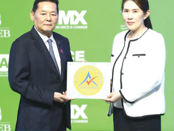การันตี : ประดับพร ฉันทวรลักษณ์ ผจก.ฝ่ายประชาสัมพันธ์
โรงแรมในเครือ เคป แอนด์ แคนทารีฯ เป็นตัวแทน โรงแรมแคนทารี
โคราช รับมอบตราสัญลักษณ์รับรองมาตรฐานสถานที่จัดงานประเทศไทย
จาก นภินทร ศรีสรรพางค์ รมต.ประจำสำนักนายกรัฐมนตรี

