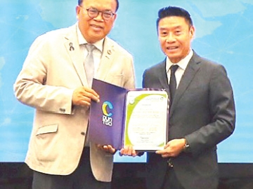 รับผิดชอบสังคม : เกษมสุข จงมั่นคง รองประธานเจ้าหน้าที่บริหาร
บมจ.เอ็ม บี เค รับเครื่องหมายรับรองฉลากคาร์บอนฟุตพริ้นท์ของ
องค์กร ด้วยกระบวนการบริหารที่มีประสิทธิภาพ จาก ดร.วิจารย์
สิมาฉายา ประธานกรรมการองค์การบริหารจัดการก๊าซเรือนกระจก