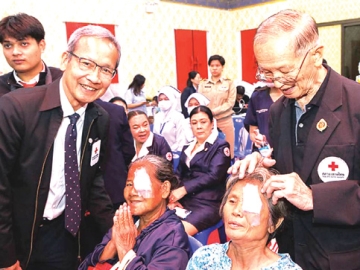 เฉลิมพระเกียรติ : ดร.อภิชาติ ชินวรรโณ ผู้ช่วยเลขาธิการ
สภากาชาดไทย เปิดโครงการ “รถคลินิกจักษุศัลยกรรมเคลื่อนที่
สภากาชาดไทยฯ” ในโอกาสเฉลิมพระชนมพรรษา 4 รอบ สมเด็จ
พระนางเจ้าสุทิดา พัชรสุธาพิมลลักษณ พระบรมราชินี ที่จังหวัดภูเก็ต