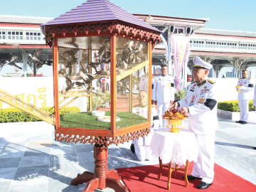 พระบาทสมเด็จพระเจ้าอยู่หัว ทรงพระกรุณาโปรดเกล้าโปรดกระหม่อมให้
พลเอกสุรยุทธ์ จุลานนท์
ประธานองคมนตรี
เป็นผู้แทนพระองค์ ไปในการบำเพ็ญพระราชกุศลปล่อยโค 1 คู่ นกเขาชวา
49 ตัว และพันธุ์ปลา
น้ำจืด 1 ล้านตัว
เนื่องในโอกาส
พระราชพิธีมหามงคลเฉลิมพระชนมพรรษา 4 รอบ สมเด็จ
พระนางเจ้าฯ พระบรมราชินี 3 มิถุนายน 2569 ณ ท่าวาสุกรี เขตดุสิต เมื่อวันพุธที่
3 มิถุนายน 2569 เวลา 07.50 น.
