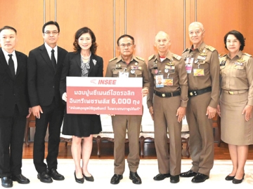สร้างถนน : พล.อ.ไพบูลย์ คุ้มฉายา องคมนตรี และรองประธานกรรมการมูลนิธิภูบดินทร์ฯ รับมอบปูนอินทรีเพชรพลัส 6,000 ถุง จาก ดร.สุนีย์ ศรไชยธนะสุข และ มนตรี นิธิกุล ปธ.จนท.บห.ธุรกิจปูนซีเมนต์ฯ
บมจ.ปูนซีเมนต์นครหลวง เพื่อก่อสร้างถนนในพื้นที่ทุรกันดาร อ.สังขละบุรี จ.กาญจนบุรี โดยมี อรรถพล เจริญชันษา
อธิบดีกรมอุทยานแห่งชาติฯ และ วริษฐา สงวนเสริมศรี ผวจ.กาญจนบุรี ร่วมพิธี ณ ทำเนียบองคมนตรี