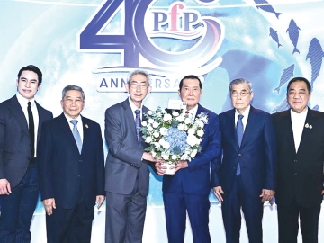 4 ทศวรรษ : กิตติพงษ์ เตรัตนชัย นายกกิตติมศักดิ์เกียรติคุณถาวร สมาคมวิเทศพาณิชย์ไทย-จีน ร่วมแสดงความยินดีกับ ทวี ปิยะพัฒนา ประธานกรรมการ บริษัท แปซิฟิคแปรรูปสัตว์นํ้า จำกัด (PFP) ในงานฉลองครบรอบ 40 ปี PFP ภายใต้แนวคิด “40 Years of Legacy, Beyond
the Horizon : ก้าวสู่เวทีโลกอย่างยั่งยืน” โดยมี ดร.สมศักดิ์ ลีสวัสดิ์ตระกูล นายกสมาคมศิษย์เก่ามหาวิทยาลัยมหิดล ในพระบรมราชูปถัมภ์,
ดร.พจน์ อร่ามวัฒนา ประธานกรรมการหอการค้าไทย, สมเกียรติ เหล่าทวีสุข รองประธานหอการค้าไทย-จีน ร่วมยินดี ที่ศูนย์การประชุมแห่งชาติสิริกิติ์