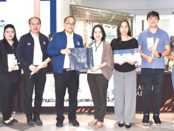 สนับสนุนพื้นที่ : จรูญรัตน์ สาลี กก.ผจก.บจก.พาราไดซ์ พาร์ค ต้อนรับ สราวุธ สุขสวรรค์ ผอ.สำนักงานประกันสังคม
กรุงเทพมหานคร พื้นที่ 8 ในกิจกรรมออกหน่วยบริการเคลื่อนที่ให้บริการแบบเบ็ดเสร็จ Service Delivery Unit
(SDU) เพื่อประชาสัมพันธ์และสร้างการรับรู้เกี่ยวกับสิทธิประโยชน์ของกองทุนประกันสังคมและกองทุนเงินทดแทน สำหรับผู้ประกันตนตามมาตรา 33, 39 และ 40 ที่ศูนย์การค้าพาราไดซ์ พาร์ค ศรีนครินทร์
