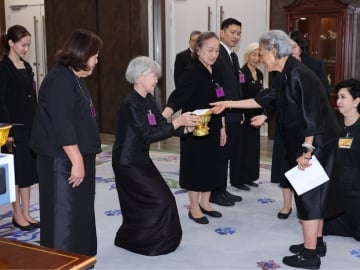 สมเด็จพระกนิษฐา
ธิราชเจ้า กรมสมเด็จพระเทพรัตนราช
สุดาฯ สยามบรมราชกุมารี เสด็จออก ณ วังสระปทุม พระราชทานพระราชวโรกาสให้ นางสาววิลาวรรณ วนดุรงค์วรรณ กรรมการและเหรัญญิก มูลนิธิชัย
พัฒนา นำ นางสาวน้ำทิพย์ มัทย์พงษ์ถาวร และคณะ เฝ้าฯ ทูลเกล้าฯ ถวายเงินสมทบทุนมูลนิธิชัยพัฒนา
