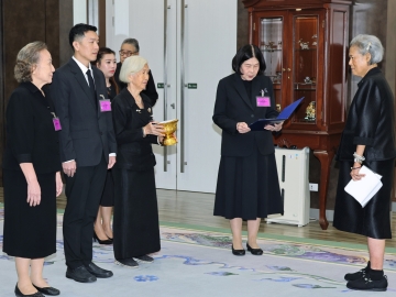 สมเด็จพระกนิษฐา
ธิราชเจ้า กรมสมเด็จพระเทพรัตนราชสุดาฯ สยามบรมราชกุมารี เสด็จออก ณ วังสระปทุม พระราชทานพระราชวโรกาสให้ เหรัญญิกมูลนิธิชัยพัฒนานำ นางลัดดา รัตนวิชัย และคณะ เฝ้าฯ
ทูลเกล้าทูลกระหม่อมถวายเงินสมทบทุนมูลนิธิชัยพัฒนา เมื่อวันพฤหัสบดีที่ 4 มิถุนายน 2569 เวลา 09.00 น.