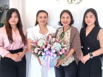 เปิดสาขาที่ 2 : จรูญรัตน์ สาลี กก.ผจก.บจก.พาราไดซ์ พาร์ค ร่วมยินดีกับ สุณีรัตน์ ธนทัศนีย์ชัย เจ้าของ GRACIAS Beauty Care Academy และ ผอ.ศูนย์การเรียนรู้ ภูมิปัญญาการแพทย์แผนไทย กราเชียส บิวตี้ แคร์ อะเคเดมี่ ในโอกาสเปิด GRACIAS Beauty Care Academy เปิดสาขา 2 ที่ ศูนย์การค้าพาราไดซ์ พาร์ค