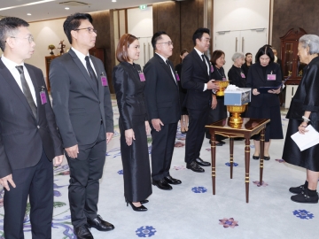 สมเด็จพระกนิษฐาธิราชเจ้า กรมสมเด็จพระเทพรัตนราชสุดาฯ สยามบรมราชกุมารี เสด็จออก ณ วังสระปทุม พระราชทาน
พระราชวโรกาสให้ นางสาววิลาวรรณ วนดุรงค์วรรณ กรรมการ และเหรัญญิก มูลนิธิชัยพัฒนา นำ นายประธานวงศ์ พรประภา
ประธานเจ้าหน้าที่บริหาร กลุ่มธุรกิจเรเว่ และคณะ เฝ้าฯ น้อมเกล้าฯ ถวายรถยนต์ไฟฟ้า ยี่ห้อ BYD ประเภทรถยนต์อเนกประสงค์ (SUV) เพื่อใช้ประโยชน์ในกิจการของมูลนิธิชัยพัฒนา เมื่อวันพฤหัสบดีที่ 4 มิถุนายน 2569 เวลา 09.00 น.
