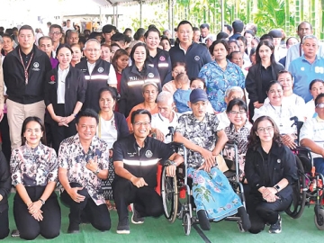 พัฒนาคุณภาพชีวิต : นิกร โสมกลาง รมว.การพัฒนาสังคมและความมั่นคงของมนุษย์ พร้อมด้วย
กันตพงศ์ รังษีสว่าง ปลัดกระทรวงฯ และคณะ ลงพื้นที่ตรวจเยี่ยมโครงการพัฒนาคุณภาพชีวิตประชาชน
ทุกช่วงวัย “สร้างสังคมดี มีโอกาส เพื่อคนไทยทุกคน” สู่การปฏิบัติในพื้นที่ โดยมี สุจินต์ วาจากิจ ผวจ.พัทลุง
และหัวหน้าส่วนราชการ หน่วยงานที่เกี่ยวข้อง ต้อนรับ ที่ นิคมสร้างตนเองควนขนุน อ.ป่าพะยอม จ.พัทลุง