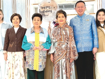 สุขสันต์วันเกิด : จรรย์สมร วัธนเวคิน และ สนั่น อังอุบลกุล ประธานกรรมการอาวุโส หอการค้าไทยไทย ร่วมกัน
จัดงานเลี้ยงฉลองวันคล้ายวันเกิดให้แก่ คุณหญิงณัฐิกา วัธนเวคิน อังอุบลกุล ประธานสหพันธ์สมาคม
สตรีนักธุรกิจและวิชาชีพแห่งประเทศไทยฯ โดยมี ฐิตินันท์ วัธนเวคิน, ปิยะพร - นิธินันท์ - ชไมพร - แพรวพิณญ์
อังอุบลกุล ร่วมงาน ที่ ร้านอาหารจีน Chef Man’s Table at Baan Turtle (บ้านเต่า ซอยสวนพลู) สาทร