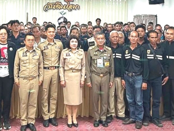 คนและช้างป่า : พล.อ.เฉลิมชัย สิทธิสาท องคมนตรี และประธานกรรมการบริหารมูลนิธิพัชรสุธาคชานุรักษ์ฯ ในพระบรมราชูปถัมภ์ เปิดโครงการ
“ช่วยช้างกลับป่า” ครั้งที่ 4 โดยมี ฉัตรประอร นิยม ผวจ.ฉะเชิงเทรา พร้อมผู้นำองค์กรปกครองส่วนท้องถิ่น หน่วยงานภาคีเครือข่าย และประชาชน
ร่วมกิจกรรมของโครงการฯ อาทิ ปลูกพืชอาหารสัตว์ป่า ได้แก่ ไผ่ป่า ปออีเก้ง หว้า กระท้อน มะหาด พะวา ฯลฯ บนเนื้อที่ 20 ไร่ และการสร้างโป่งเทียม
1 แห่ง รวมทั้งเยี่ยมชมพื้นที่ขุดคูกันช้าง เพื่อฟื้นฟูแหล่งอาหารช้างป่า ที่ อ่างเก็บน้ำ ป่าชุมชนบ้านนายาว ต.ท่ากระดาน อ.สนามชัยเขต จ.ฉะเชิงเทรา