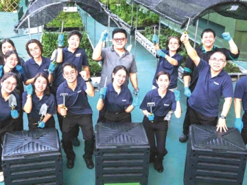 ดูแลสิ่งแวดล้อมอย่างยั่งยืน : วุฒิศักดิ์ พิชญกานต์ ผจก.ทั่วไป โรงแรมเซ็นทารา แกรนด์ฯ ลาดพร้าว จัดกิจกรรม
วันสิ่งแวดล้อมโลก เพื่อสร้างความตระหนักรู้ด้านสิ่งแวดล้อมและส่งเสริมการมีส่วนร่วมในการลดผลกระทบ
จากภาวะโลกร้อน โดยเชิญชวนพนักงานร่วมกิจกรรมปลูกต้นไม้ ปลูกพืชผักออร์แกนิก และผลิตปุ๋ยอินทรีย์หมัก
เพื่อนำไปใช้ประโยชน์ในสวนครัวออร์แกนิกของโรงแรม ที่ โรงแรมเซ็นทารา แกรนด์ฯ ลาดพร้าว