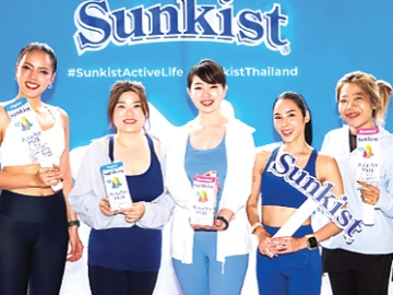 เอาใจคนรักสุขภาพ : วริญ พลไพศาล ผู้บริหาร และ วลัยทิพย์ ซื่อตรงมั่นคง ผอ.ฝ่ายสื่อสารองค์กร เครือเฮอริเทจ ผลิตและจัดจำหน่ายผลิตภัณฑ์อาหารและเครื่องดื่มเพื่อสุขภาพ จัดกิจกรรม “Sunkist xYPS Fuel Your Flow” ชวนเล่นพิลาทิสในสวนยามเช้า ที่ สวนสาธารณะ อุทยาน 100 ปี จุฬาลงกรณ์มหาวิทยาลัย
