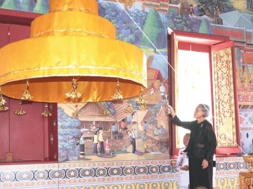 สมเด็จพระกนิษฐาธิราชเจ้า กรมสมเด็จพระเทพรัตนราชสุดาฯ สยามบรมราชกุมารี เสด็จพระราชดำเนินไปในพิธีสมโภชพระอาราม ทรงยกฉัตรขึ้นประดิษฐานเหนือพระพุทธสรรเพชญ พระประธานประจำพระอุโบสถ
และทรงยกฉัตรขึ้นประดิษฐานเหนือพระพุทธโคดม พระประธานประจำพระวิหาร กับทรงยกช่อฟ้าพระอุโบสถ
ณ วัดเครือวัลย์วรวิหาร เขตบางกอกใหญ่ กรุงเทพมหานคร เมื่อวันพุธที่ 10 มิถุนายน 2569 เวลา 14.50 น
