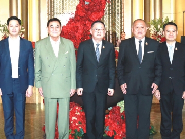 อาชีวศึกษาจีน-ไทย : ดร.อัศวิน อิงคะกุล ประธานกรรมการบริหารมิราเคิล กรุ๊ป ต้อนรับ ประเสริฐ จันทรรวงทอง
รมว.ศึกษาธิการ ในพิธีเปิดการประชุมเชิงปฏิบัติการ “โครงการความร่วมมือด้านอาชีวศึกษาจีน-ไทย
210 สาขา” ครั้งที่ 6 โดยมี ยศพล เวณุโกเศศ เลขาธิการคณะกรรมการการอาชีวศึกษา พร้อม
2 รองเลขาธิการฯ ณรงค์ชัย เจริญรุจิทรัพย์ และ สง่า แต่เชื้อสาย ร่วมงาน ที่โรงแรมอัศวิน แกรนด์ คอนเวนชั่น