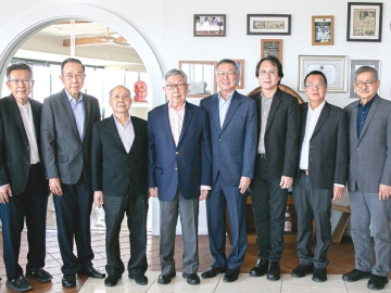 รวมพลัง “สิงห์ทอง” : สุทธิเกียรติ จิราธิวัฒน์ ประธานที่ปรึกษาสมาคมศิษย์เก่ารัฐศาสตร์ มหาวิทยาลัยรามคำแหง จัดประชุมคณะกรรมการสมาคมฯ โดยมี จรูญ อินทจาร, กิตติ มาไพศาลสิน, พิบูล ปีติดล,
พรชัย ไกรครุฑรี, วิจาร คุปติพงศ์กุล, ประสิทธิ์ กิจวิวัฒนการ, สรศักดิ์ โชติพิบูลย์ทรัพย์, อุดม ผาติพิพัฒน์ และ ดร.สืบสวัสดิ์ วุฒิวรดิษฐ์ ร่วมประชุม ที่โรงแรมเซ็นทารา แกรนด์ แอท เซ็นทรัลเวิลด์ ราชประสงค์
