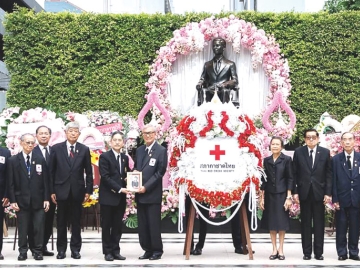 ถวายสักการะ : เตช บุนนาค เลขาธิการสภากาชาดไทย และ รศ.นพ.พินิจ กุลละวณิชย์ ผู้ช่วยเลขาธิการ สภากาชาดไทย พร้อมคณะผู้บริหารและบุคลากรสภากาชาดไทย ร่วมพิธีวางพวงมาลาถวายสักการะ พระบรมราชานุสาวรีย์ พระบาทสมเด็จพระปรเมนทรมหาอานันทมหิดล พระอัฐมรามาธิบดินทร รัชกาลที่ 8 เนื่องใน
วันคล้ายวันสวรรคต วันที่ 9 มิถุนายน เพื่อรำลึกในพระมหากรุณาธิคุณอันหาที่สุดมิได้ของผู้พระราชทานกำเนิด “แพทย์จุฬาฯ” และเป็นแรงบันดาลใจสำคัญในการ
สืบสานเจตนารมณ์แห่งการอุทิศตนเพื่อประโยชน์ต่อผู้ป่วยและสังคมไทย ณ ลานพระบรมราชานุสาวรีย์ รัชกาลที่ 8 โรงพยาบาลจุฬาลงกรณ์ สภากาชาดไทย