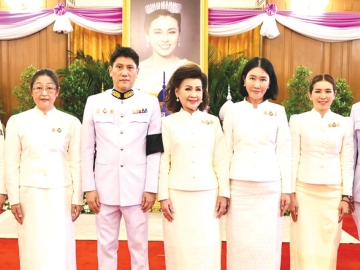 ถวายพระพรชัยมงคล : ละออ ตั้งคารวคุณ รองประธานผู้ก่อตั้ง บมจ.ทีโอเอ เพ้นท์ (ประเทศไทย), จตุภัทร์-
ดร.อรุณี ตั้งคารวคุณ พร้อมด้วยพนักงาน บมจ.ทีโอเอ เพ้นท์ (ประเทศไทย) ทูลเกล้าทูลกระหม่อมถวายแจกันดอกไม้ และลงนามถวายพระพรชัยมงคล เนื่องในโอกาสพระราชพิธีมหามงคลเฉลิมพระชนมพรรษา 4 รอบ
สมเด็จพระนางเจ้าฯ พระบรมราชินี 3 มิถุนายน 2569 ณ ศาลาสหทัยสมาคม ในพระบรมมหาราชวัง