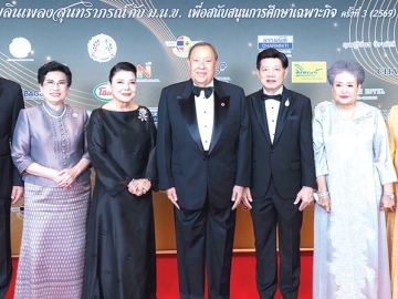 เพื่อการศึกษา : ขรรค์ ประจวบเหมาะ ผู้อำนวยการสำนักงานจัดหารายได้ สภากาชาดไทย เปิดงานกาลาดินเนอร์การกุศล
“เพลินเพลงสุนทราภรณ์กับ ม.น.ข. เพื่อสนับสนุนการศึกษาเฉพาะกิจ ครั้งที่ 3 (2569)” โดยมี อ.สุรวัฒน์ ชมภูพงษ์
ประธานมูลนิธิช่วยนักเรียนที่ขาดแคลน ในพระบรมราชินูปถัมภ์ (ม.น.ข.) ประธานจัดงานฯ พร้อมด้วย อติพร สุนทรสนาน เสนะวงศ์, เอมอร ศรีวัฒนประภา และผู้ร่วมบริจาคทุนการศึกษาให้มูลนิธิฯ ร่วมงาน ที่โรงแรมพูลแมน คิง เพาเวอร์ กรุงเทพ