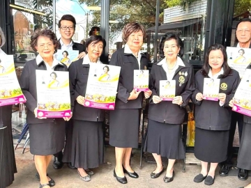 เตรียมความพร้อม : ผศ.พรทิพย์ พุกผาสุข ประธานคณะกรรมการจัดการประกวดสุนทรพจน์เฉลิมพระเกียรติฯ สมาคมนิสิตเก่าจุฬาลงกรณ์มหาวิทยาลัยฯ จัดประชุมเพื่อกำหนดหัวข้อ “พระผู้ทรงเป็นแม่และครูแห่งแผ่นดิน” โดยมี มาลีรัตน์
ปลื้มจิตรชม, สุปาณี รัชไชยบุญ ร่วมประชุม ที่ ร้านอาหารเบลลา คาซ่า บางซื่อ