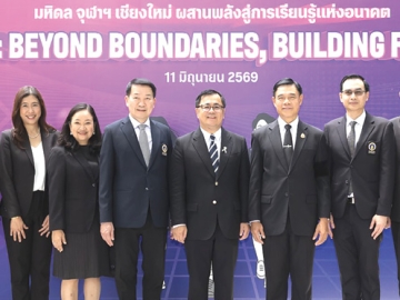พลิกโฉมอุดมศึกษาไทย : ศ.นพ.ปิยะมิตร ศรีธรา อธิการบดี มหาวิทยาลัยมหิดล, ศ.ดร.วิเลิศ ภูริวัชร
อธิการบดี จุฬาลงกรณ์มหาวิทยาลัย และ ศ.ดร.นพ.พงษ์รักษ์ ศรีบัณฑิตมงคล อธิการบดี มหาวิทยาลัย
เชียงใหม่ ร่วมกันแถลงความคืบหน้าโครงการ MC ² GenEd (Mahidol-Chula-Chiang Mai General
Education) ระบบเรียนรู้รายวิชาทั่วไปข้ามมหาวิทยาลัย เตรียมบัณฑิตให้พร้อมรับโลก AI และอนาคต