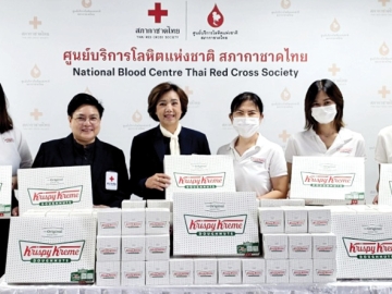 วันผู้บริจาคโลหิตโลก : ดร.อุษณีย์ มหากิจศิริ ลีโอณีโอ ประธาน บจก.เคเอฟยู ส่งทีมพนักงานจิตอาสา
เป็นตัวแทนมอบโดนัท คริสปี้ ครีม ให้แก่ ปิยนันท์ คุ้มครอง ผช.ผอ.ด้านจัดหาโลหิตและภาพลักษณ์องค์กร
สภากาชาดไทย เพื่อร่วมสนับสนุนการรณรงค์ให้ประชาชนตระหนักถึงความสำคัญของการบริจาคโลหิต
และแทนคำขอบคุณแก่ผู้มาบริจาคและเจ้าหน้าที่ที่ปฏิบัติงาน ที่ ศูนย์บริการโลหิตแห่งชาติ สภากาชาดไทย