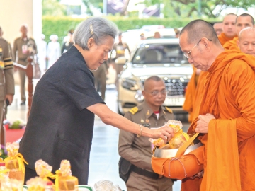 สมเด็จพระกนิษฐาธิราชเจ้า กรมสมเด็จพระเทพรัตนราชสุดาฯ สยามบรมราชกุมารี อุปนายิกาผู้อำนวยการสภากาชาดไทย และ นายกสภาสถาบันการพยาบาลศรีสวรินทิรา สภากาชาดไทย เสด็จพระราชดำเนินไปทรงบาตรพระสงฆ์ เนื่องในโอกาสวันกำเนิดครบรอบ 9 ปี สถาบันการพยาบาลศรีสวรินทิรา สภากาชาดไทย (112 ปี วิทยาลัยพยาบาลสภากาชาดไทย) ณ สถาบันการพยาบาลศรีสวรินทิรา สภากาชาดไทย เขตปทุมวัน กรุงเทพมหานคร เมื่อวันจันทร์ที่ 15 มิถุนายน 2569