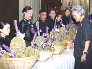 สมเด็จพระกนิษฐาธิราชเจ้า กรมสมเด็จพระเทพรัตนราชสุดาฯ สยามบรมราชกุมารี เสด็จออก ณ วังสระปทุม กรุงเทพมหานคร พระราชทานพระราชวโรกาสให้ นายวีระพันธ์ ดีอ่อน ผู้ว่าราชการจังหวัดปราจีนบุรี นำคณะข้าราชการ และผู้แทนเกษตรกรจังหวัดปราจีนบุรี เฝ้าทูลละอองพระบาท ทูลเกล้าทูลกระหม่อมถวายผลผลิตทางการเกษตรที่ปลูกในพื้นที่จังหวัดปราจีนบุรี อาทิ ทุเรียน ส้มโอ เงาะ กระท้อน หน่อไม้ เมื่อวันศุกร์ที่ 12 มิถุนายน 2569 เวลา 17.30 น.