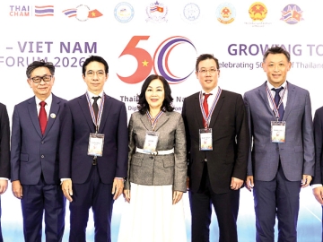 ขยายศักยภาพสู่ระดับภูมิภาค : ชนวัฒน์ เอื้อวัฒนะสกุล ประธานเจ้าหน้าที่บริหาร บมจ.เซ็นทรัลพัฒนา
ในฐานะผู้นำอสังหาริมทรัพย์ไทย ร่วมงาน Thailand-Vietnam Business Forum 2026 เพื่อศึกษาโอกาส
การพัฒนาโครงการรีเทลและมิกซ์ยูสระดับเวิลด์คลาสในประเทศเวียดนาม พร้อมลงนามกับ “ซัน กรุ๊ป” (Sun Group)
ผู้นำด้านอสังหาริมทรัพย์และการท่องเที่ยวของเวียดนาม ที่โรงแรม เดอะ ริทซ์-คาร์ลตัน กรุงเทพ